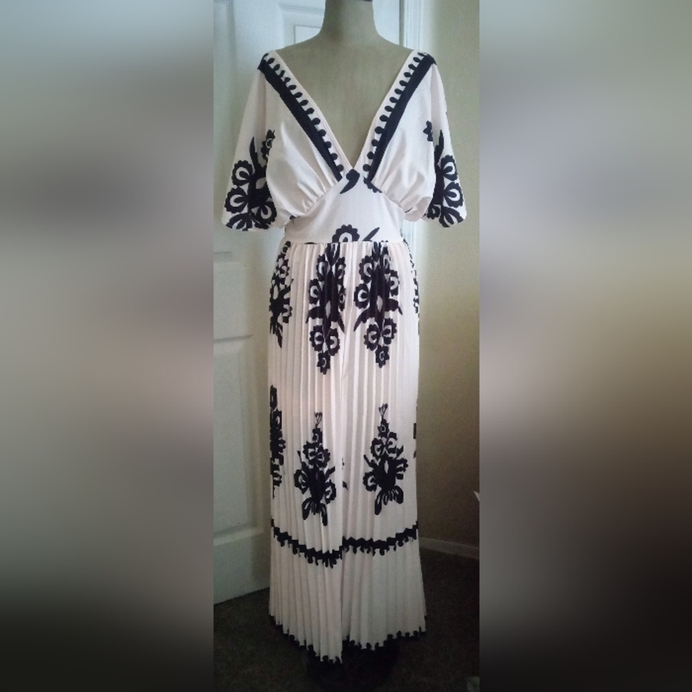 Woman's Elegant Cream & White Floral Pleated Jumpsuit Size 6(M)